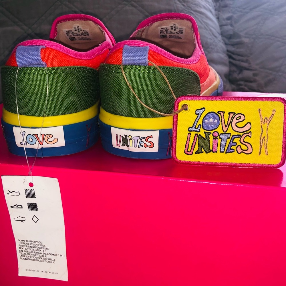 Adidas Love unites shoes - Picture 4 of 8